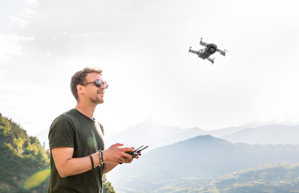 Mann fliegt Selfie Drohne